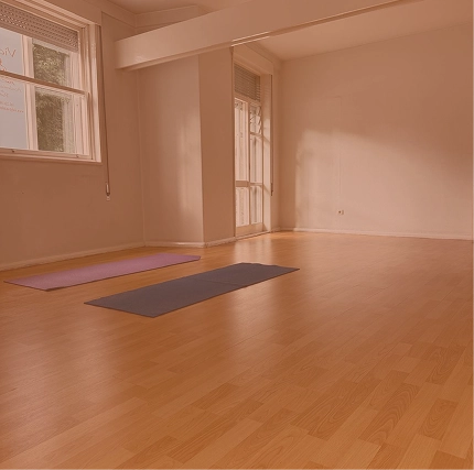 Aluna a praticar uma postura de yoga avançada.