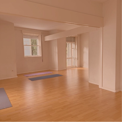 Detalhe de um aluno em meditação.