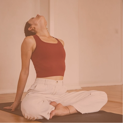 Alunos a relaxar no final da aula de yoga.