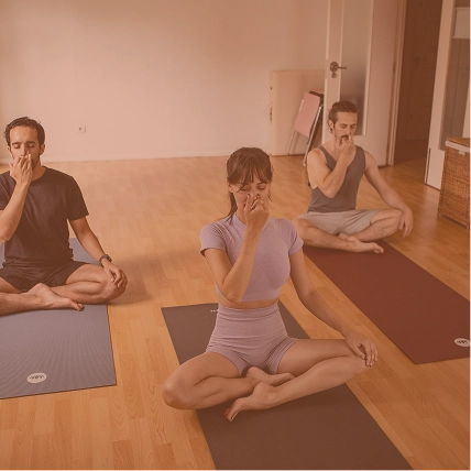 Close-up de mãos em posição de oração.