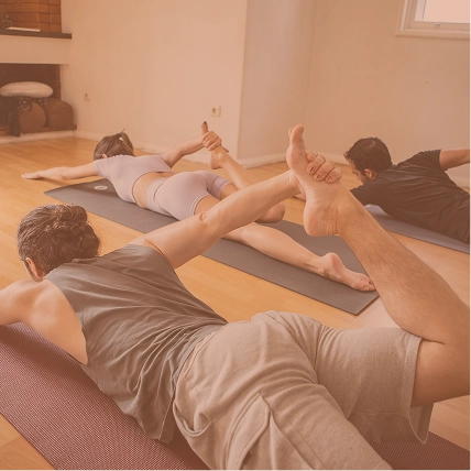 Turma a fazer uma saudação ao sol.